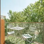 Lumineux Et Calme Au Pied Des Machines *