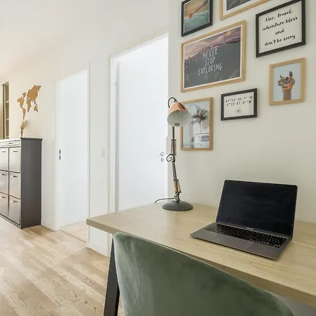 Lumineux Et Calme Au Pied Des Machines *