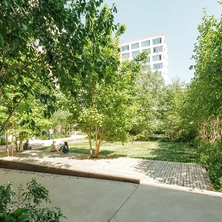 Lumineux Et Calme Au Pied Des Machines * Nantes