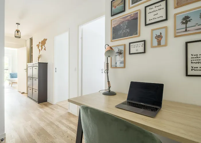 Lumineux Et Calme Au Pied Des Machines *