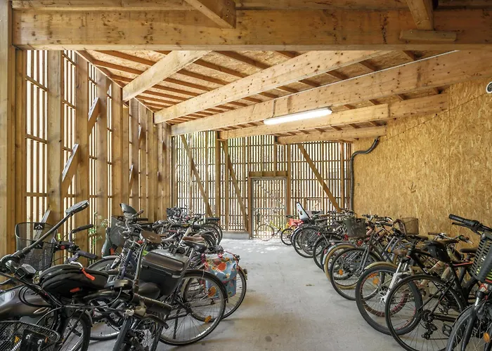 Lumineux Et Calme Au Pied Des Machines