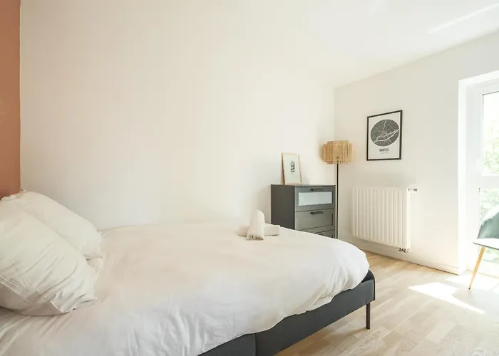 Lumineux Et Calme Au Pied Des Machines * Nantes