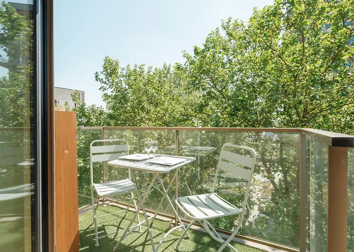 Lumineux Et Calme Au Pied Des Machines *